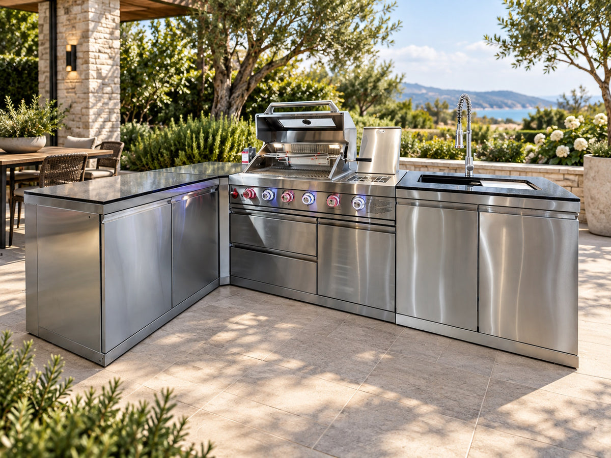 Bucătărie modulară de exterior în formă de L din inox cu grătar pe gaz, chiuvetă cu robinet, dulapuri și blat din piatră artificială Quartz