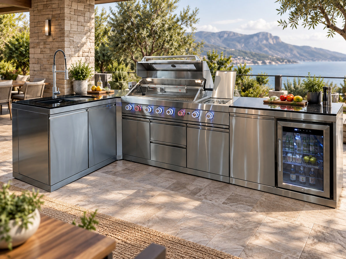 Bucătărie modulară de exterior în formă de L din inox cu grătar pe gaz, frigider, chiuvetă cu robinet, dulap și blat din Quartz