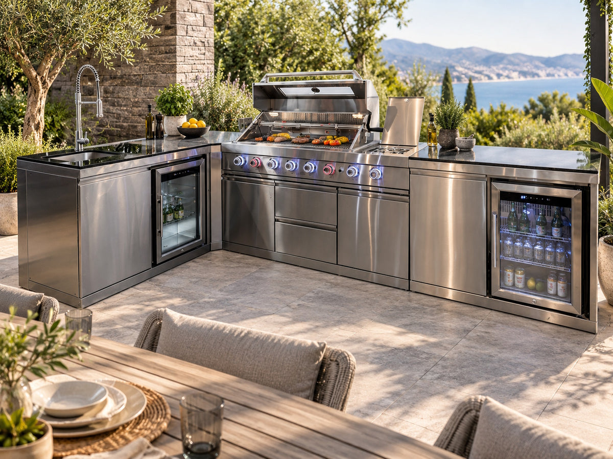 Bucătărie modulară de exterior în formă de L din inox cu grătar pe gaz, 2 frigidere, chiuvetă cu robinet, dulap și blat din Quartz